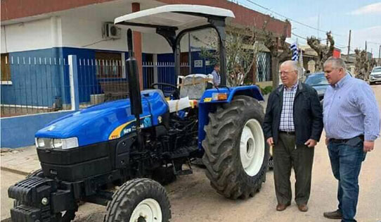 31.08.2019 Intendente Ramón Da Silva entregó tractor a Junta Local