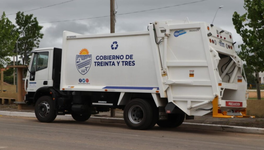05.11.2021 Intendencia de Treinta y Tres entregó un camión recolector al Municipio local