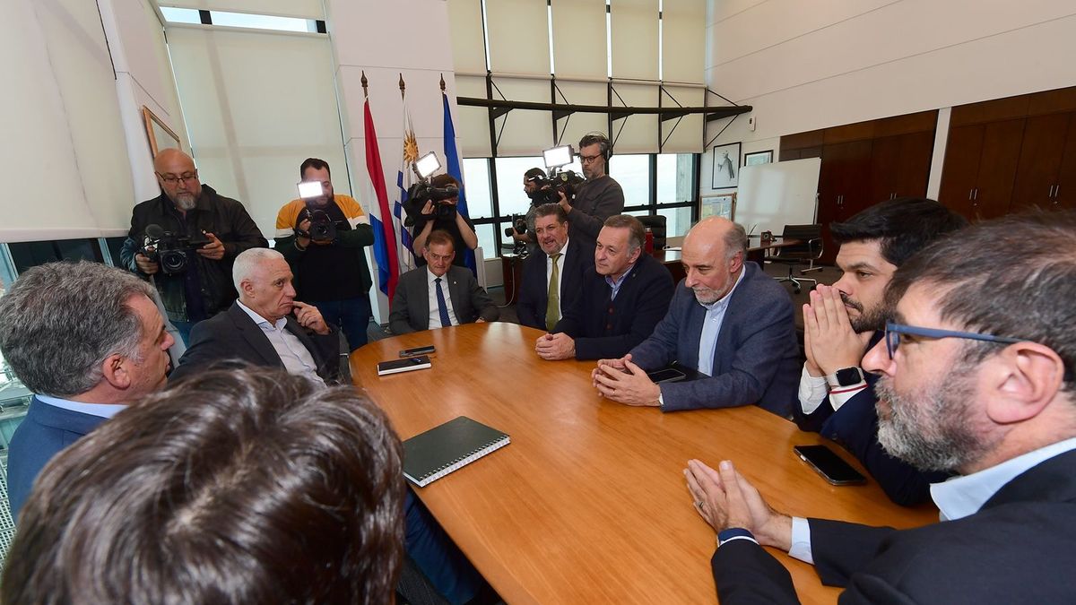 Orsi está reunido con autoridades de partidos políticos por atentado a fiscal de Corte