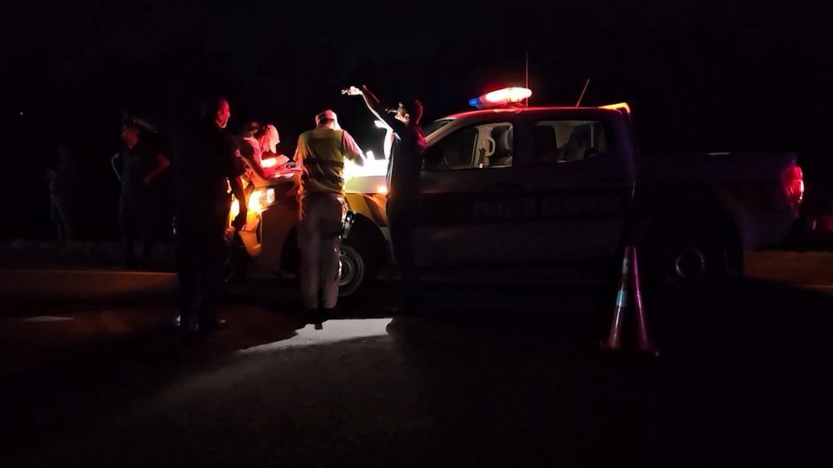 Motociclista que quiso cruzar la ruta 1 en los accesos a Montevideo fue atropellado por un camión y murió