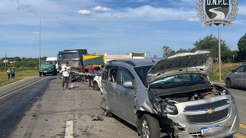 Choque múltiple en ruta 102 con dos camiones, dos camionetas y dos autos dejó nueve lesionados