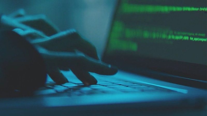 Hombre denuncia a su primo por el robo de una herencia de USD 300.000; realizó varios retiros de dinero a su propia cuenta bancaria