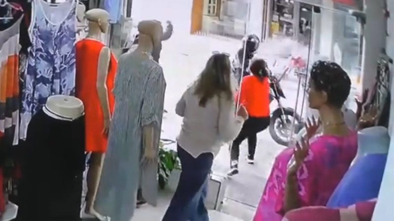 Robo piraña en joyería de Pando: dos delincuentes en moto con cascos y pasamontañas se llevaron relojes y joyas