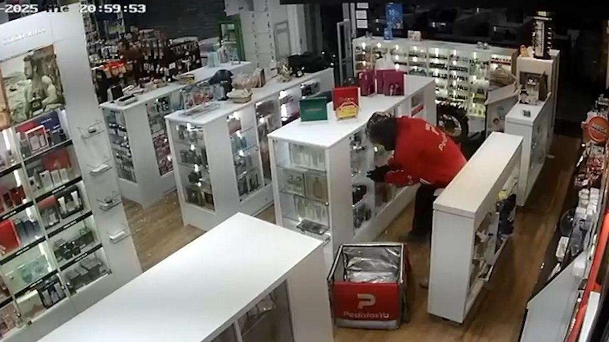 Delincuente se cortó en robo piraña a perfumería, fue identificado y detenido en la barbería donde trabajaba