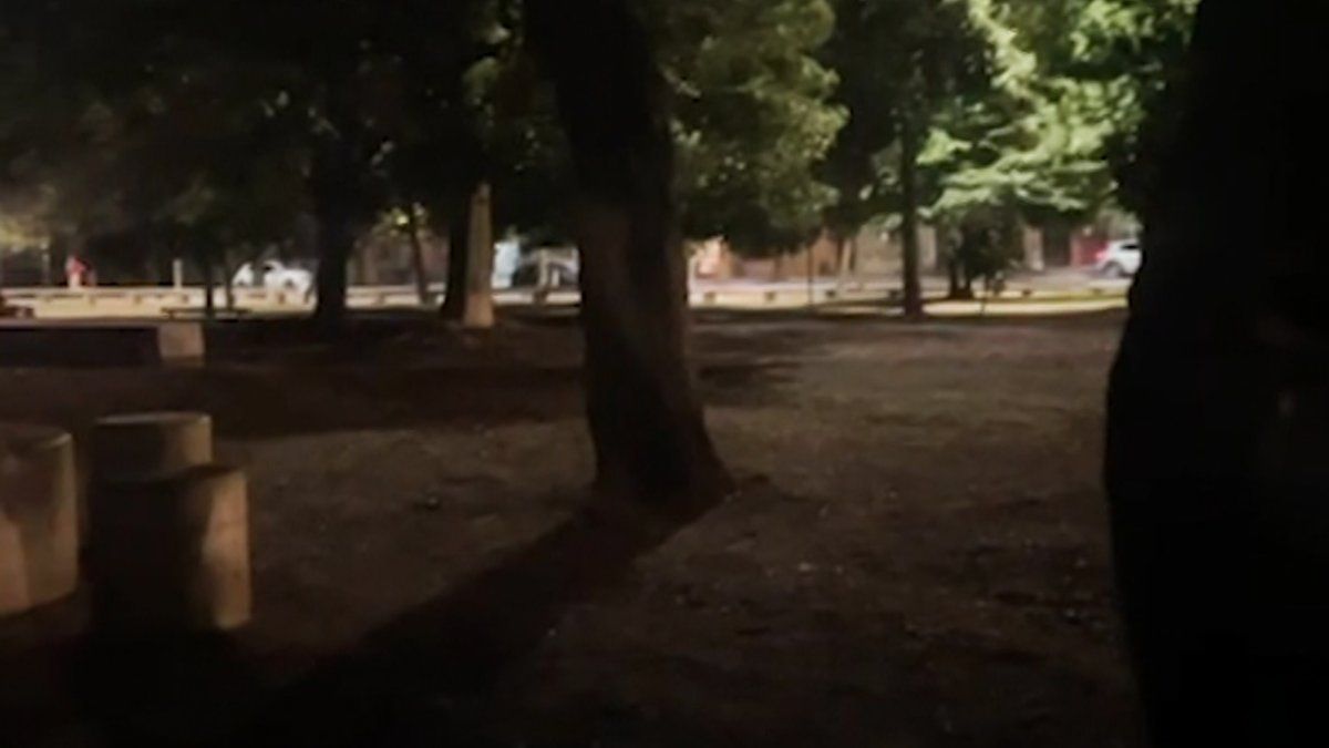 Plaza Seregni a oscuras: vecinos dicen que no hay luz desde hace dos semanas y que favorece a delincuentes