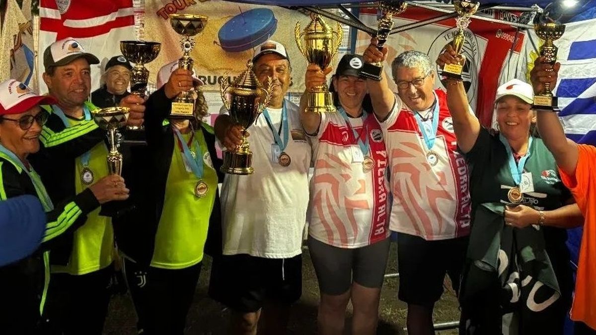 Los campeones del tejo en Uruguay: el deporte de playa y verano comenzó su Tour nacional 2026 y cuenta con cientos de competidores, canchas en varias ciudades e historias de inclusión; conocé cómo se juega