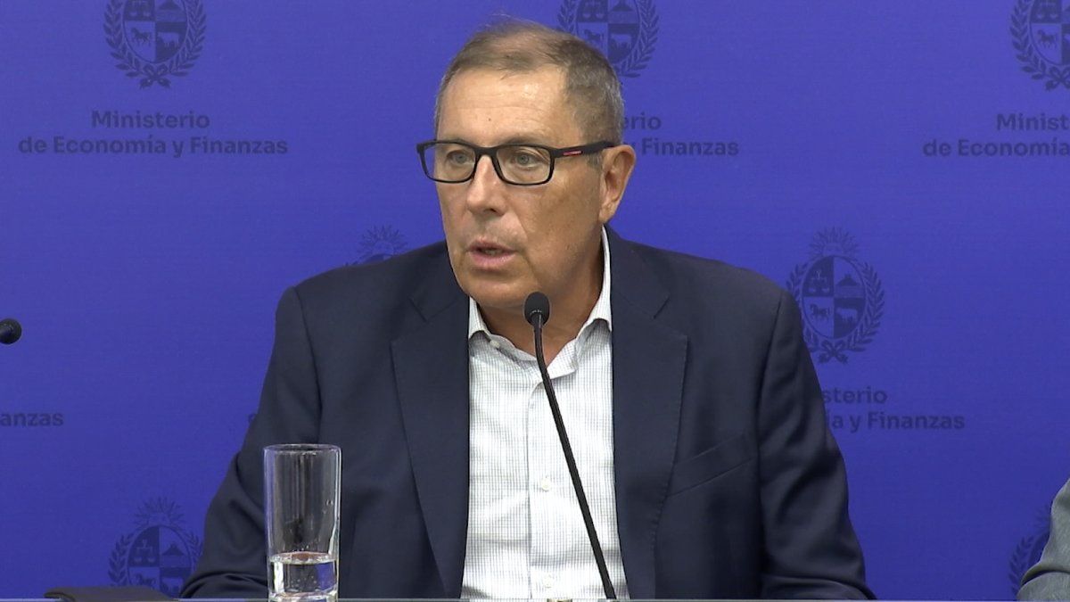 Oddone anunció medidas por baja del dólar; "estamos preocupados", sostuvo el ministro