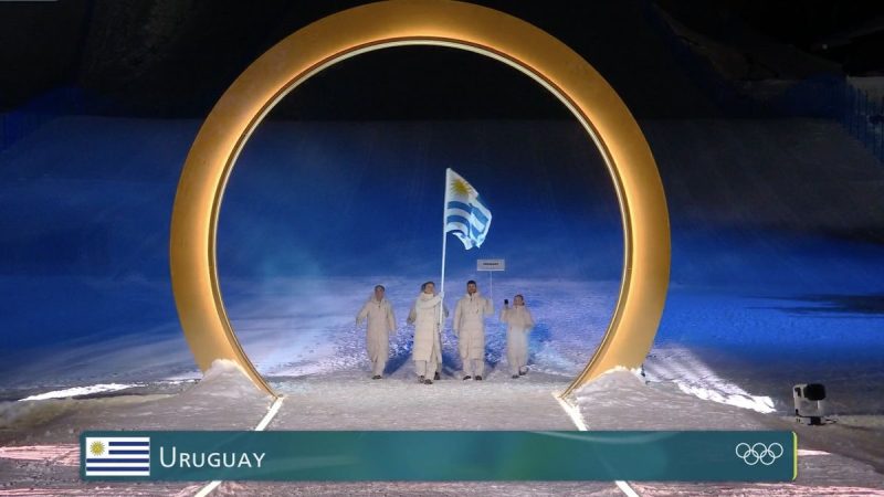 Nicolás Pirozzi, único celeste en Milán 2026, emociona al desfilar con la bandera uruguaya