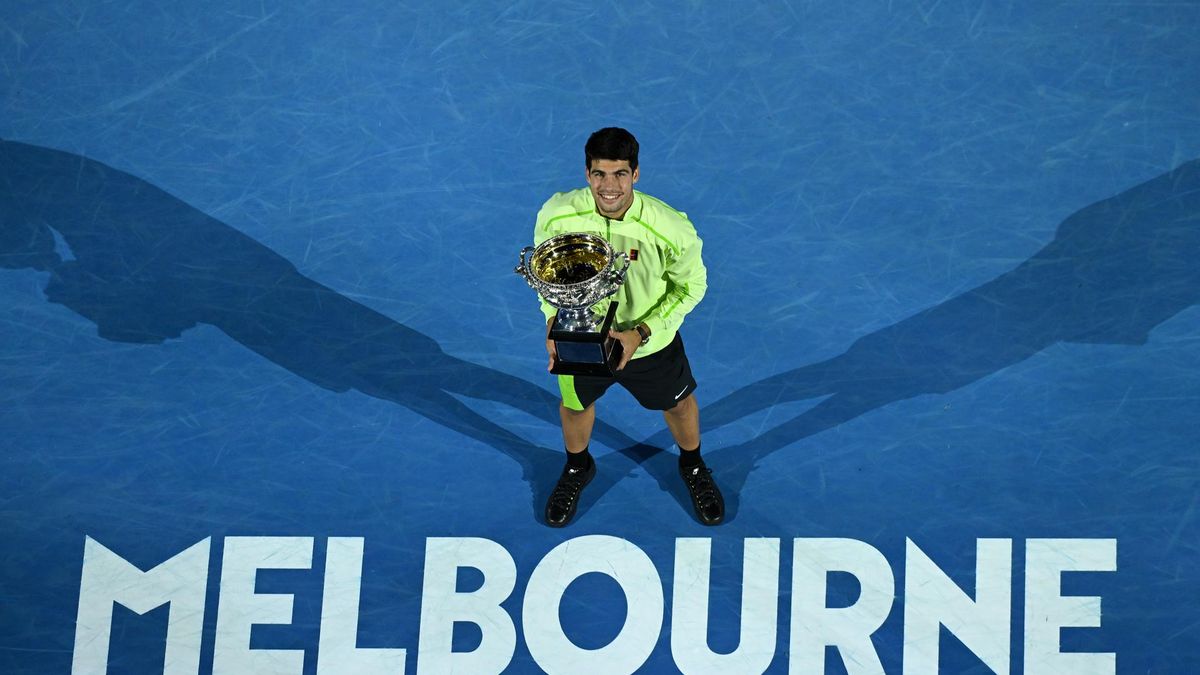 Carlos Alcaraz venció a Novak Djokovic y ganó el Australian Open, el último Grand Slam que le faltaba: es el jugador más joven en obtener los cuatro premios