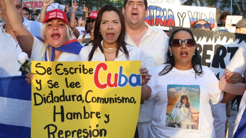 Cubanos en Montevideo se movilizaron contra el régimen en Cuba; participaron políticos de la oposición