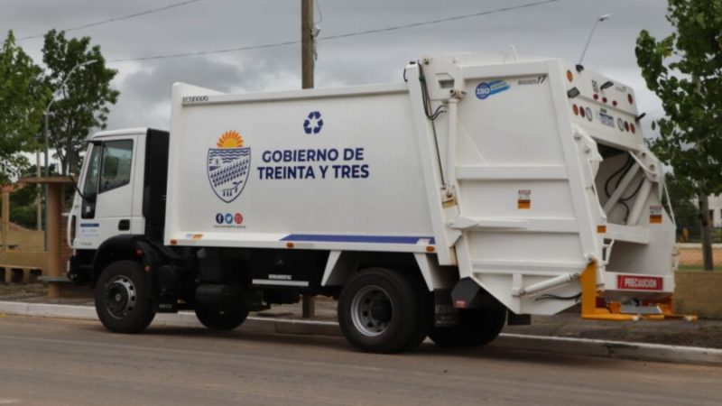 05.11.2021 Intendencia de Treinta y Tres entregó un camión recolector al Municipio local