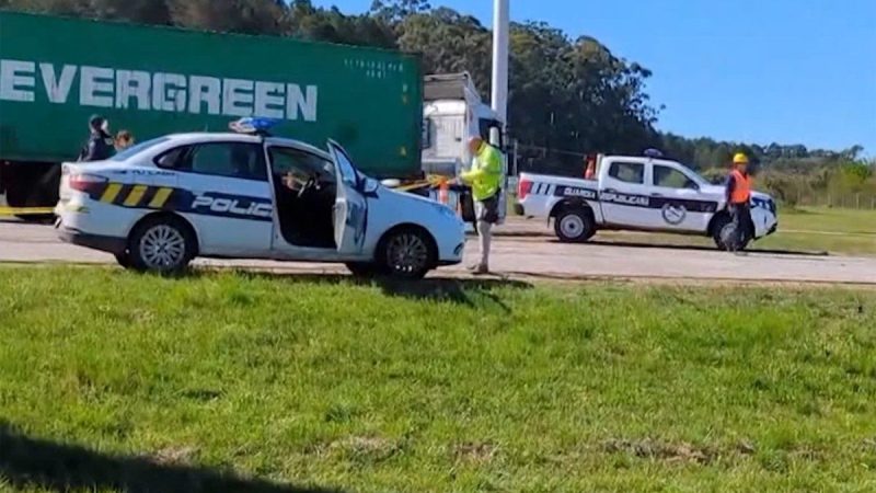 Mujer internada grave en Salto, luego de chocar con un camión de origen paraguayo