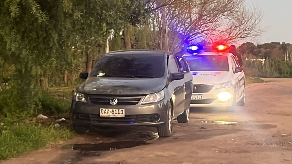 Encontraron el auto en el que se trasladaban delincuentes que atacaron frente al exComcar; dentro había vainas
