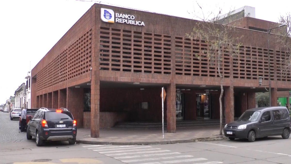 A un policía se le escapó un disparo dentro de un banco de Rocha y se hirió un pie