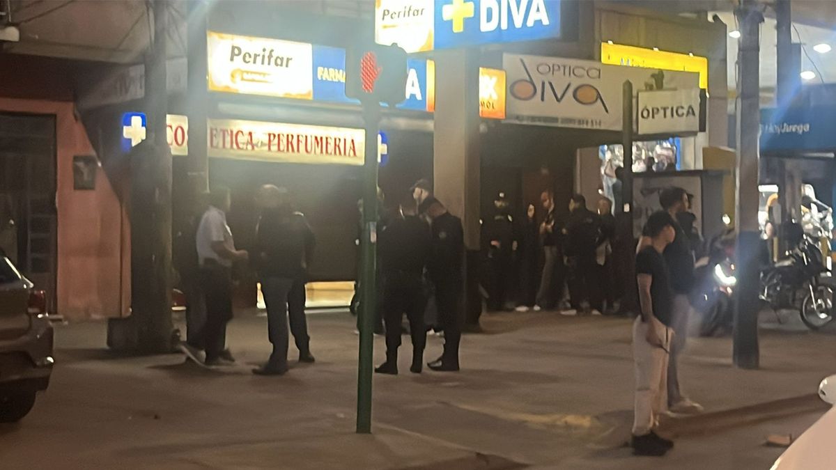 Un delincuente intentó rapiñar una farmacia en Las Acacias y fue abatido por un policía que trabajaba como cajero