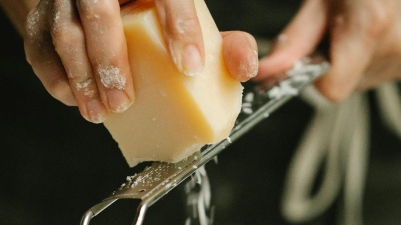 Dato clave en la polémica por los quesos rallados adulterados: un kilo del artesanal cuesta al menos $ 700