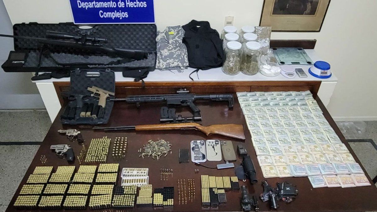 Rifles con miras telescópicas, armas adulteradas, drogas y dinero; todo lo que tenía delincuente condenado en Maldonado