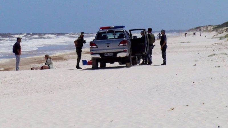 Un kayak se dio vuelta en el Río de la Plata y una persona logró llegar a tierra pero otra esta desaparecida
