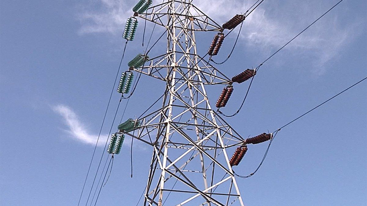 Menor sufrió descarga eléctrica, quedó sin signos vitales y fue reanimado por policía en horas francas; investigan las causas