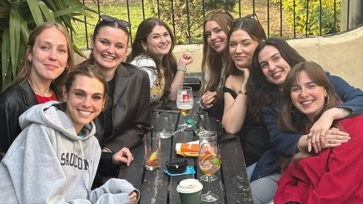 El festejo de Julia Paternain con sus amigas, con las que se reencontró tras varios años, luego de su nuevo récord en la Maratón de Londres