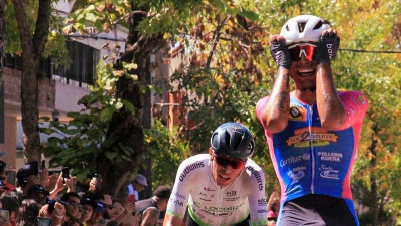 Sangre de campeones: en su Tacuarembó, Mateo Mascarañas ganó la sexta etapa de la Vuelta Ciclista y su padre Richard finalizó cuarto