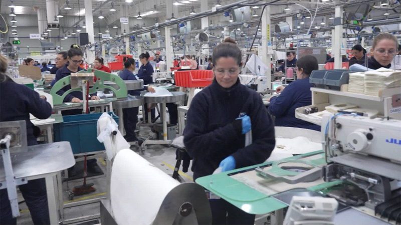 Orsi visitó Joyson, una empresa dedicada a fabricar airbags que emplea a más de 700 personas, la mayoría mujeres