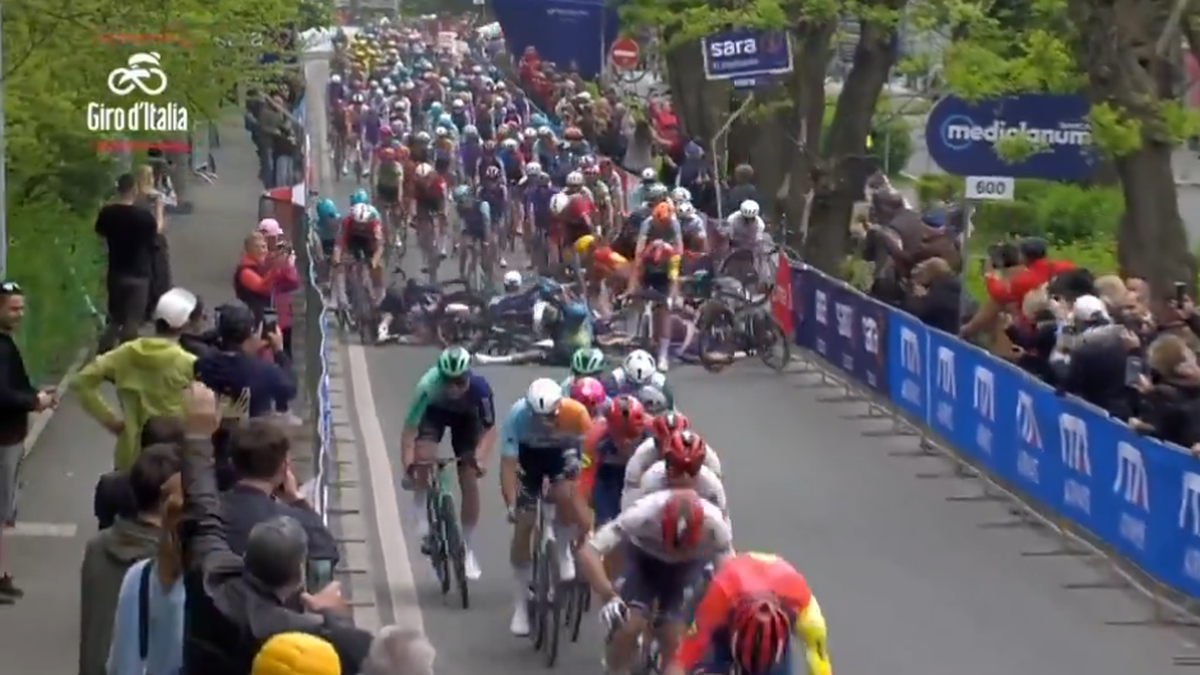 La tremenda caída en la definición de la primera etapa del Giro de Italia, donde el uruguayo Thomas Silva tuvo su histórico debut