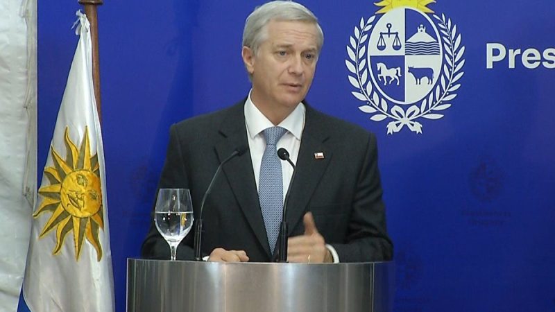 "Nos une la defensa de la democracia, nos une el bienestar de nuestros compatriotas", dijo Kast en Uruguay